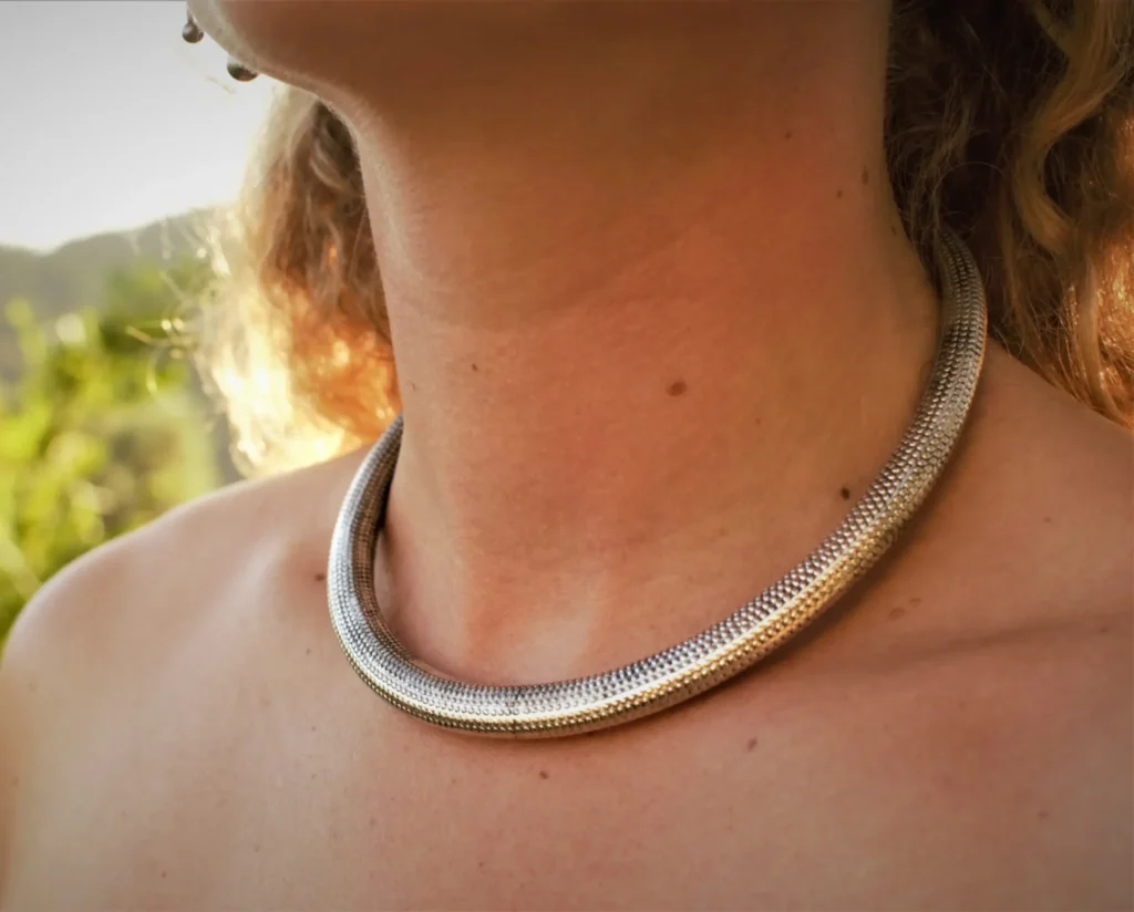 Girocollo in argento punteggiato