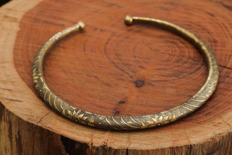 Collier ras du cou ethnique en laiton