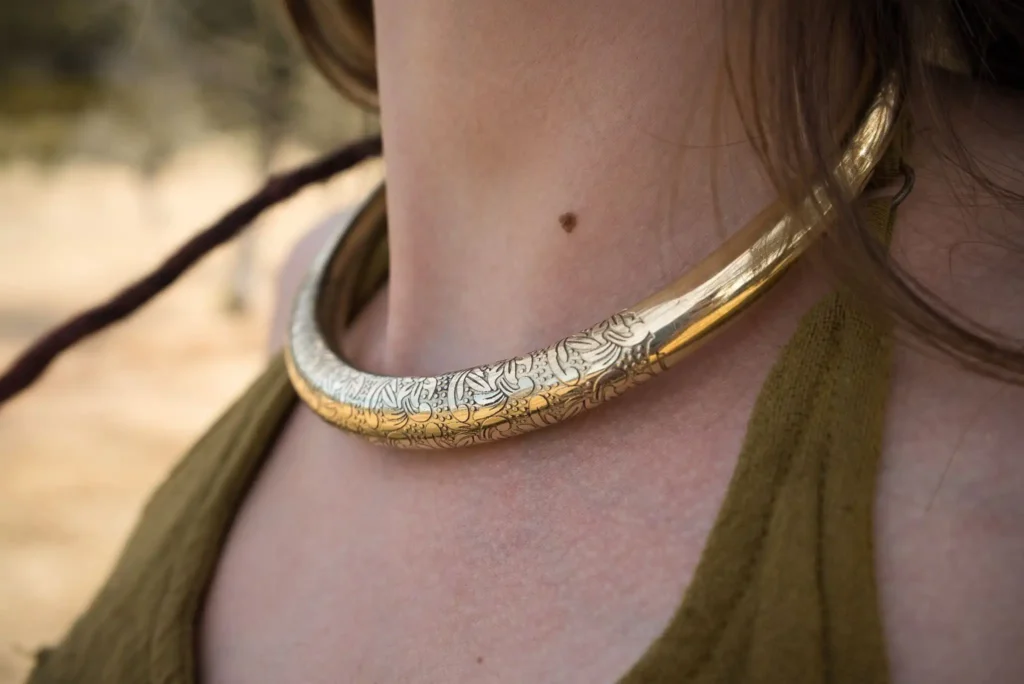 Collar gargantilla grabada