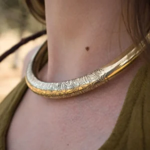 Collar gargantilla grabada