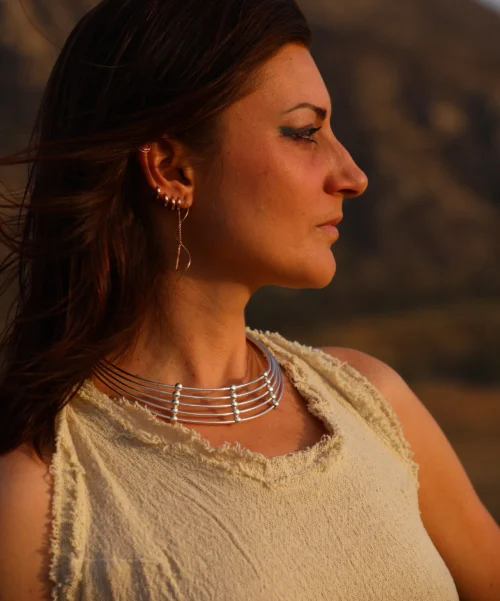 Gargantilla africana de varias filas