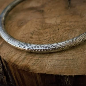 Girocollo in argento punteggiato