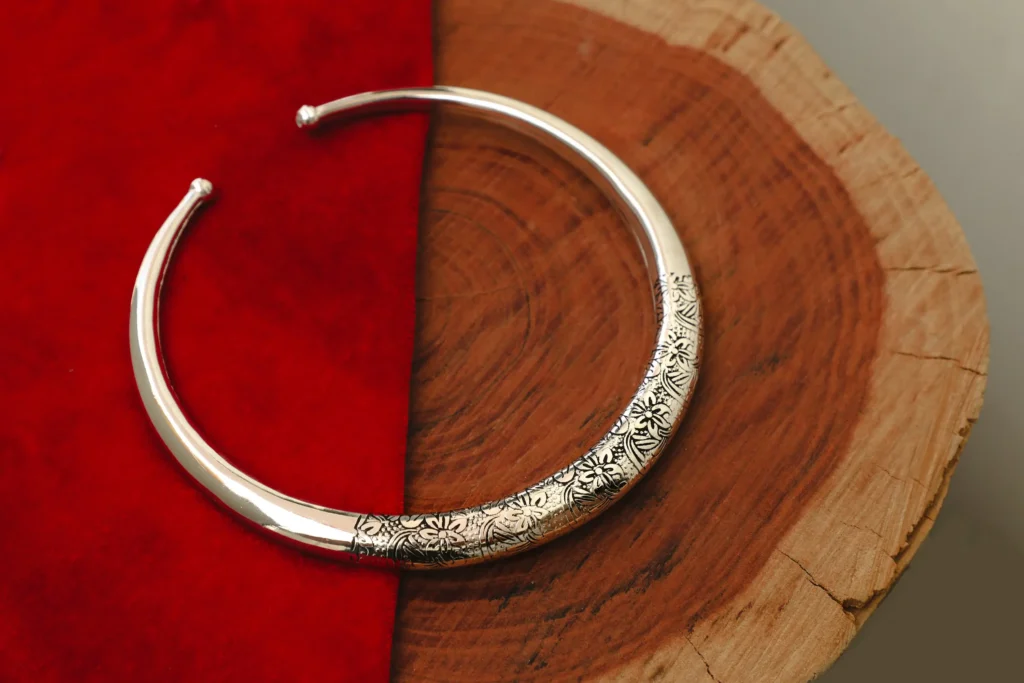 Collar gargantilla grabada