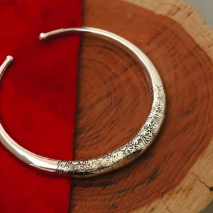 Gravierte Choker-Halskette