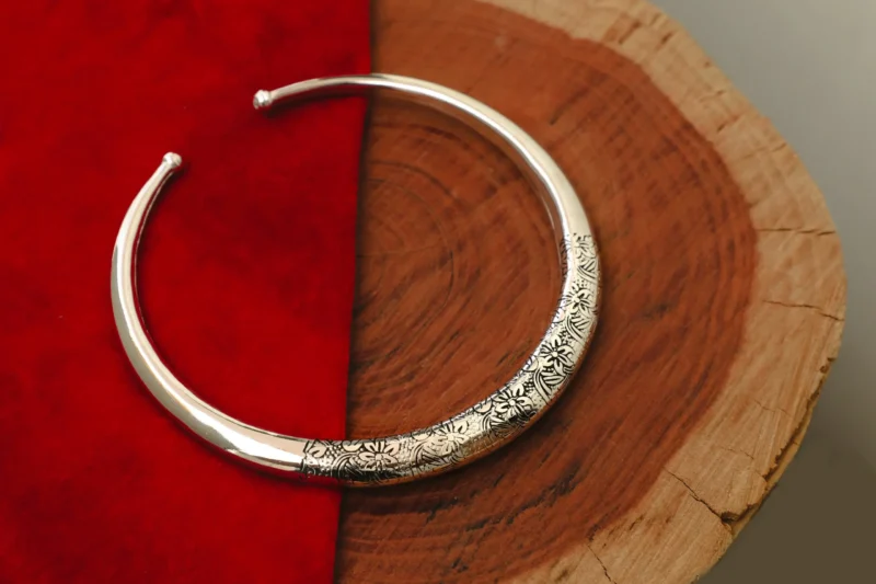 Gravierte Choker-Halskette