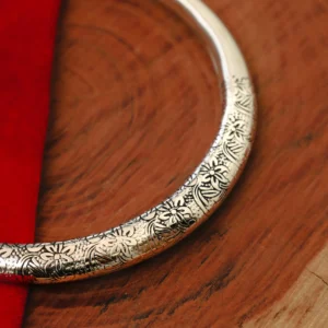 Gravierte Choker-Halskette