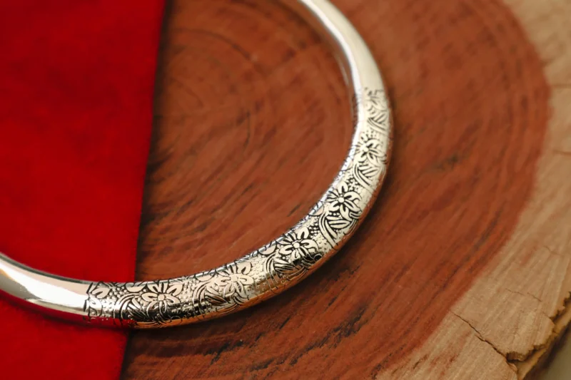 Gravierte Choker-Halskette