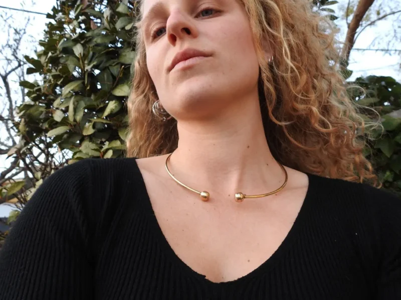 Collar de alambre dorado