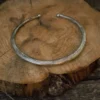 Gepunktetes silbernes Halsband