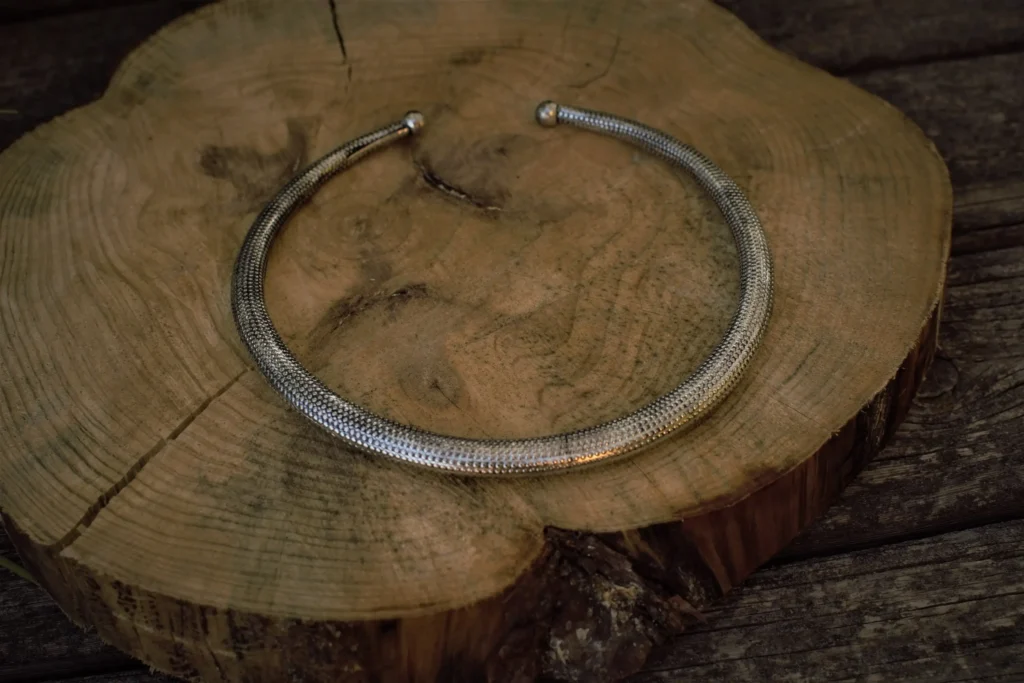 Girocollo in argento punteggiato