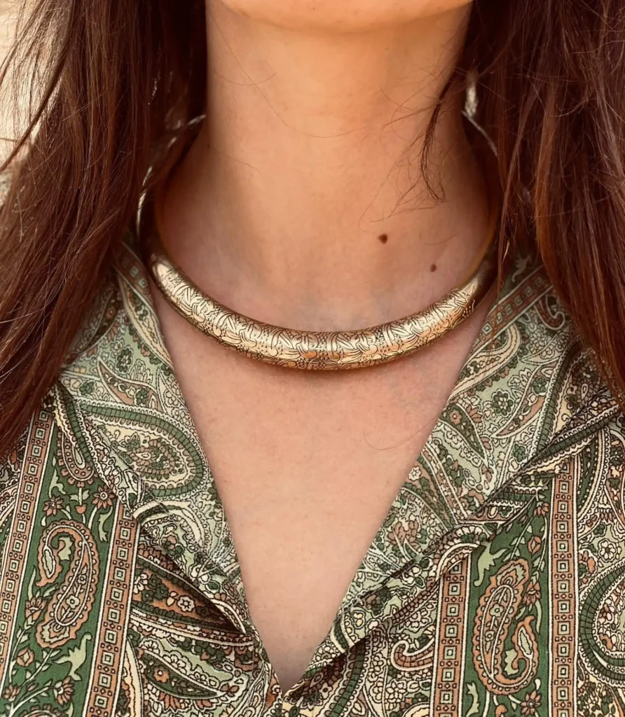 Collar gargantilla grabada