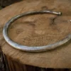 Gepunktetes silbernes Halsband