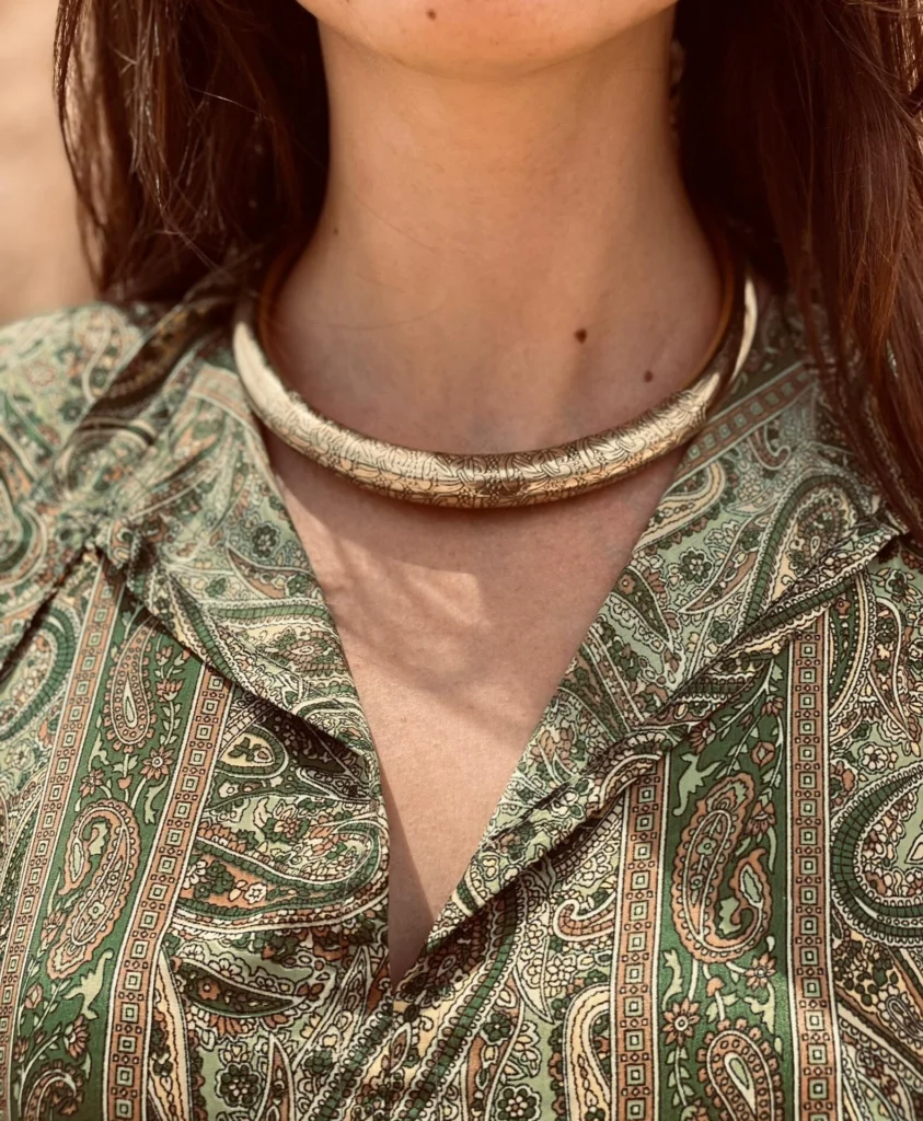 Collar gargantilla grabada