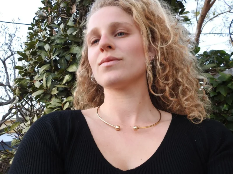 Collar de alambre dorado