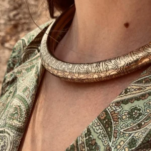 Collar gargantilla grabada