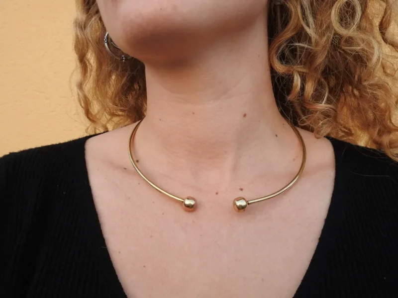 Collar de alambre dorado