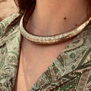 Collar gargantilla grabada