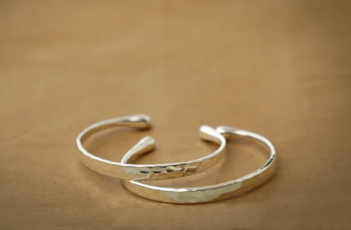 Brazalete de latón blanco martillado