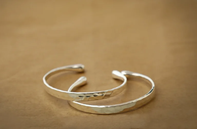 Bracelet manchette en laiton blanc martelé