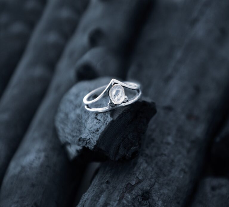 Anello con pietra di luna