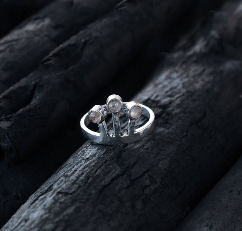 Anello in ottone con sfere geometriche