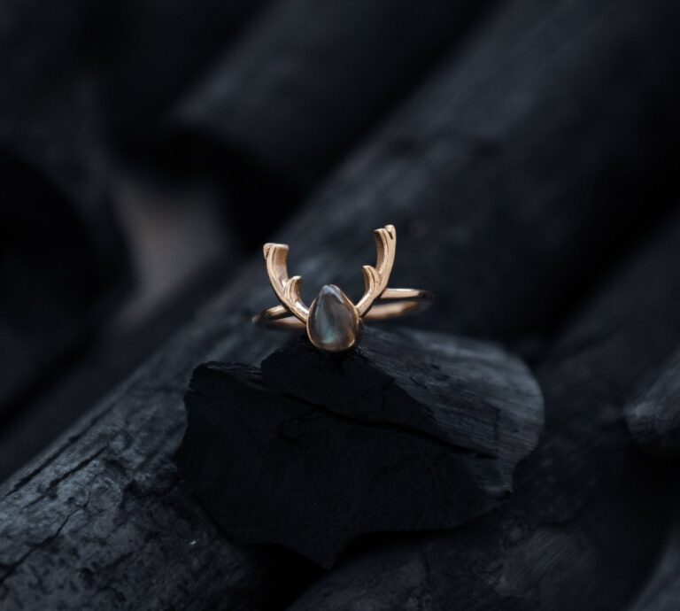 Anello in Labradorite con corna di cervo