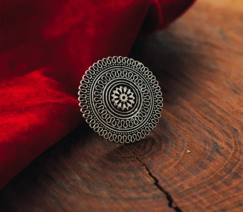 Anillo con estampado floral étnico