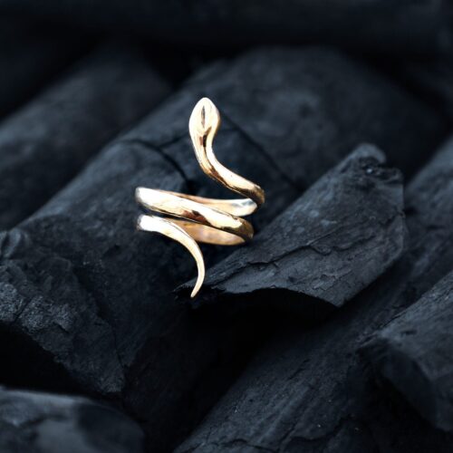 Anillo de diseño de serpiente dorada
