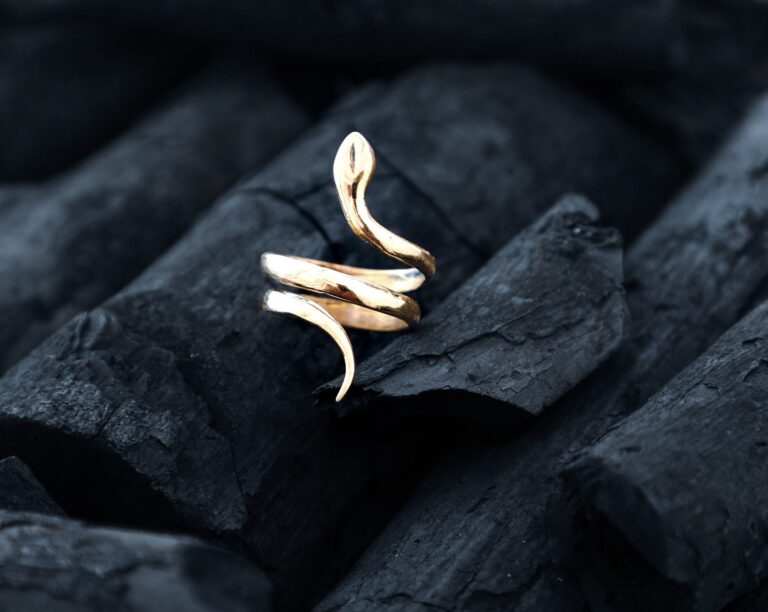 Anello di design serpente d'oro
