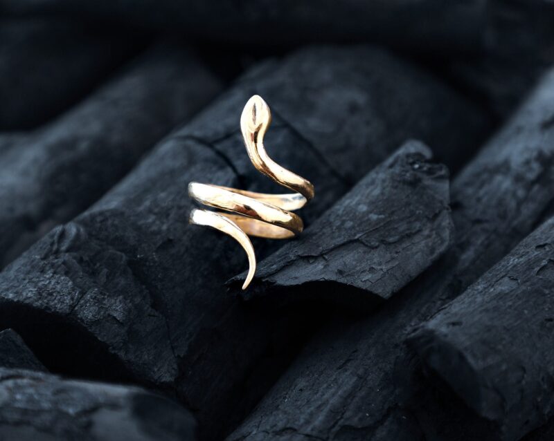 Anello di design serpente d'oro