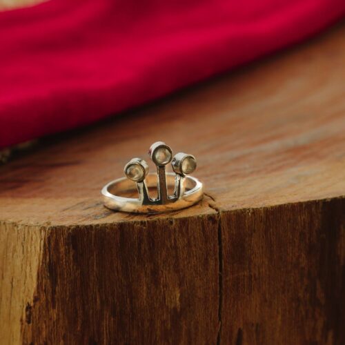 Anello in ottone con sfere geometriche