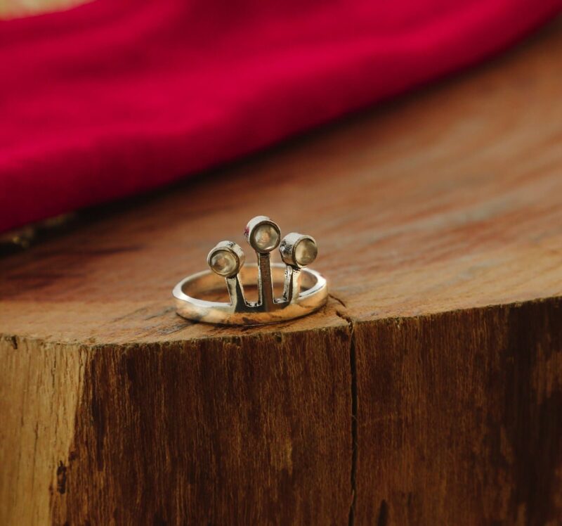 Anello in ottone con sfere geometriche