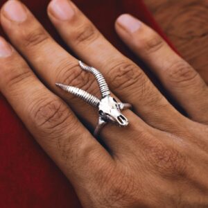 Anello in corno di Oryx fatto a mano
