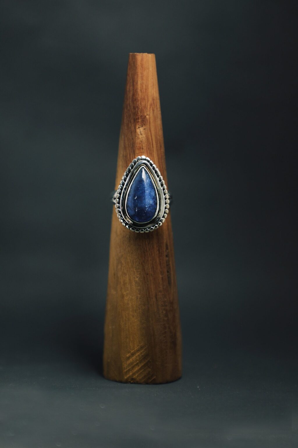 Escala 2-51 Anillo de plata de tanzanita