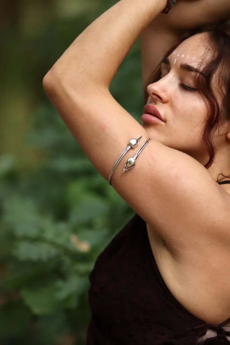 Bracciale da braccio con teschio di uccello