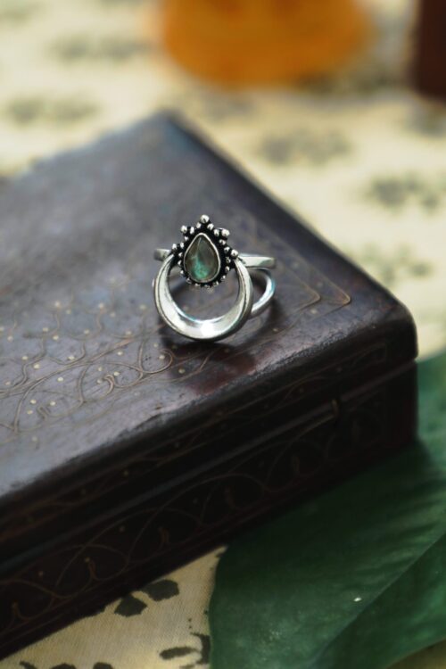 Anello a mezzaluna in labradorite al chiaro di luna