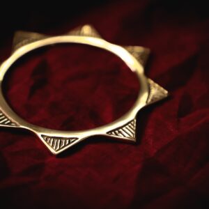 Brazalete de bronce del sol para ella