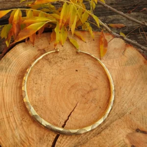 Halsband mit Spiraldesign