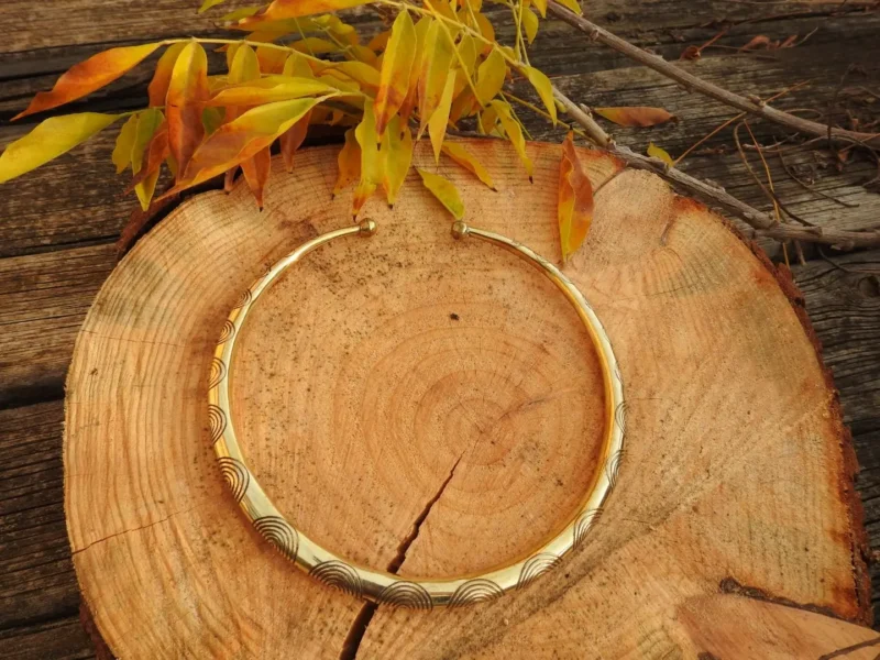 Halsband mit Spiraldesign