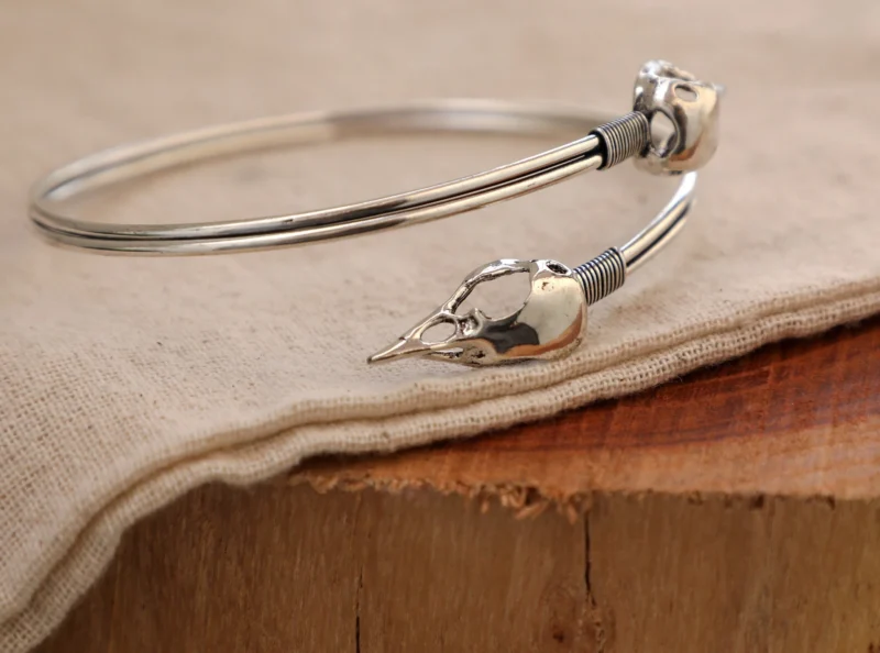 Bracciale da braccio con teschio di uccello