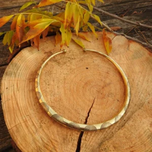 Halsband mit Spiraldesign