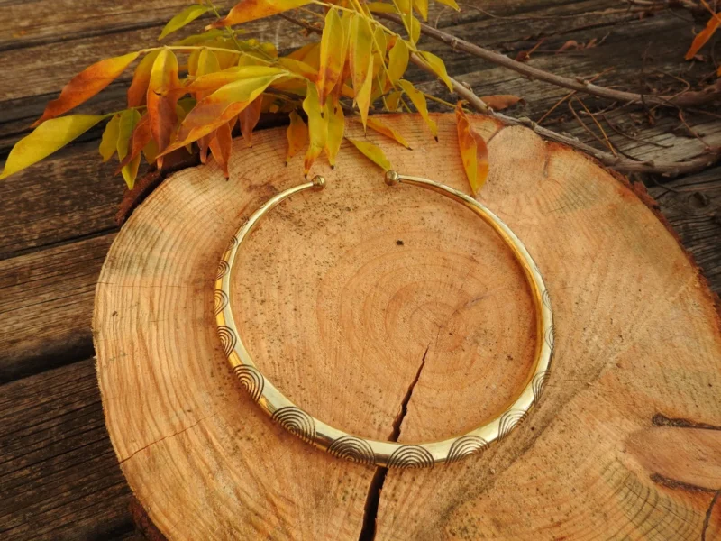 Halsband mit Spiraldesign