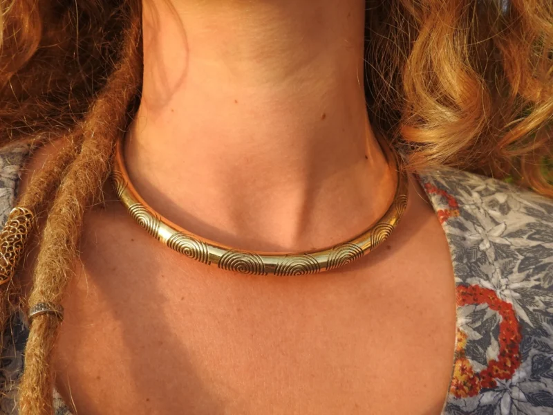 Halsband mit Spiraldesign