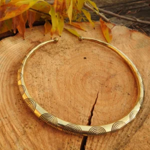 Halsband mit Spiraldesign