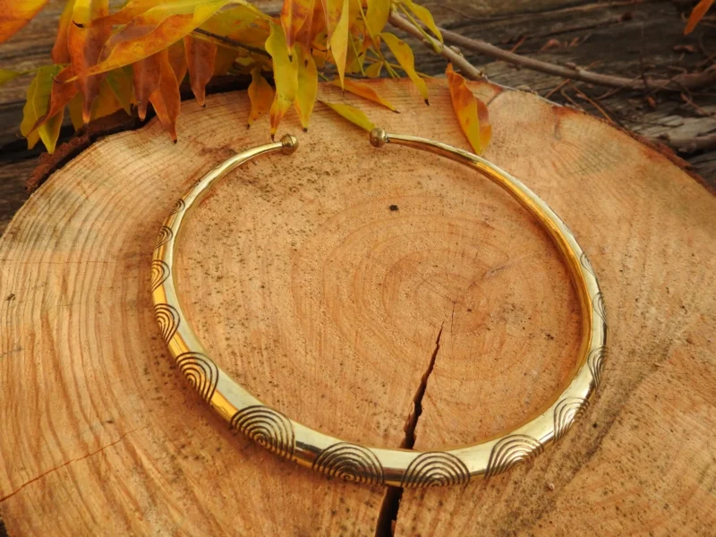 Halsband mit Spiraldesign