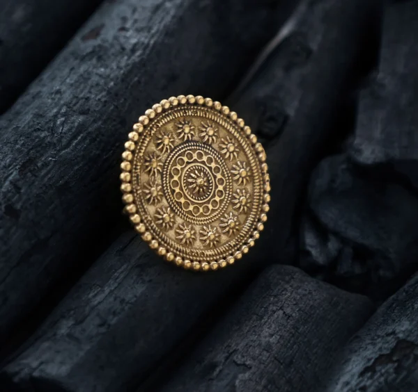 Anello con design floreale dorato
