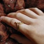 Goldener Chevron Statement-Ring