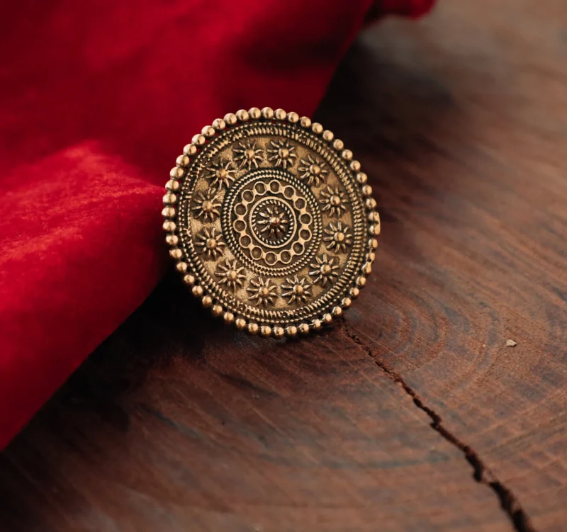 Bague design floral dorée