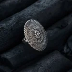 Anillo con estampado floral étnico