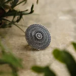 Anillo con estampado floral étnico